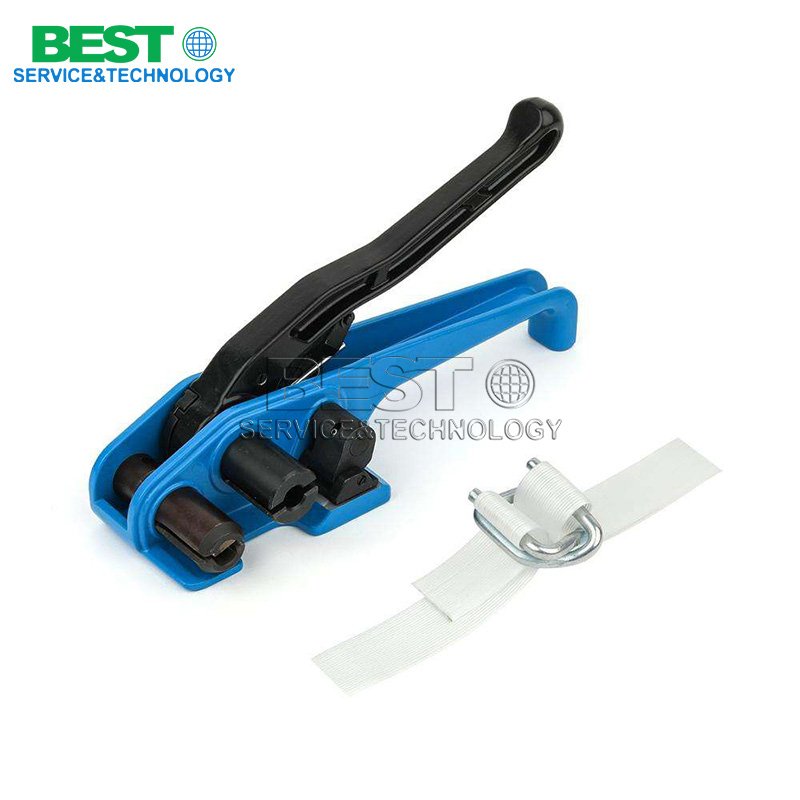 Manual PP fiber strapping tool tightening straps on pallet cargo