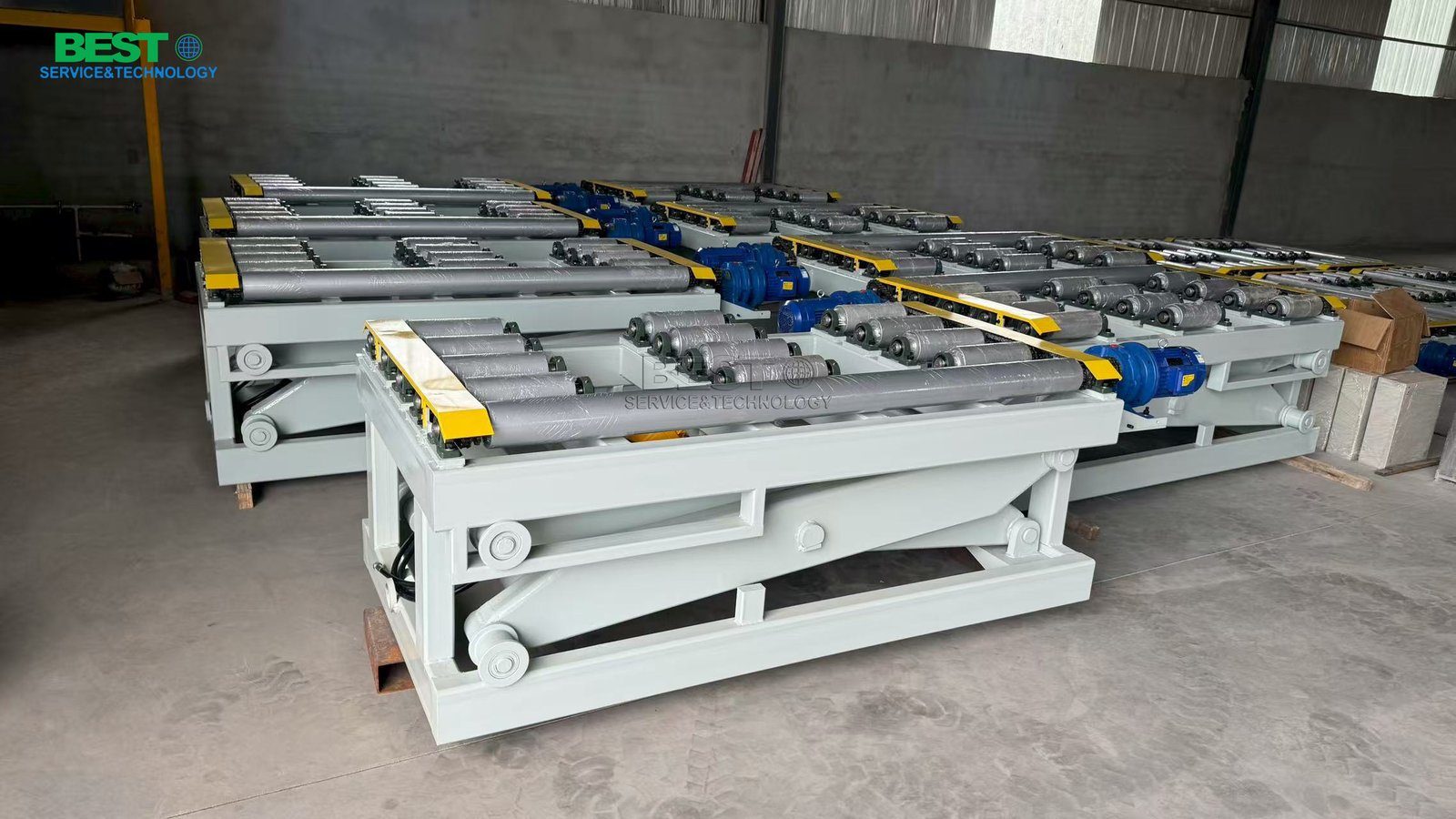 Hydraulic cylinder driven veneer lift table with stable load lifting performance