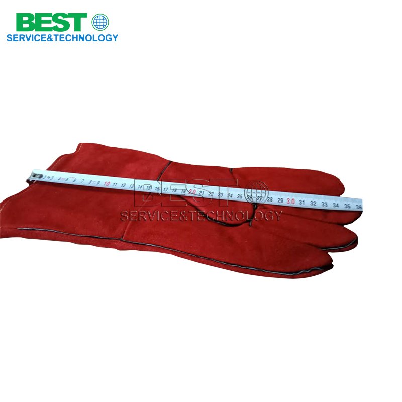 Industrial welding gloves made of leather for high heat and spark resistance